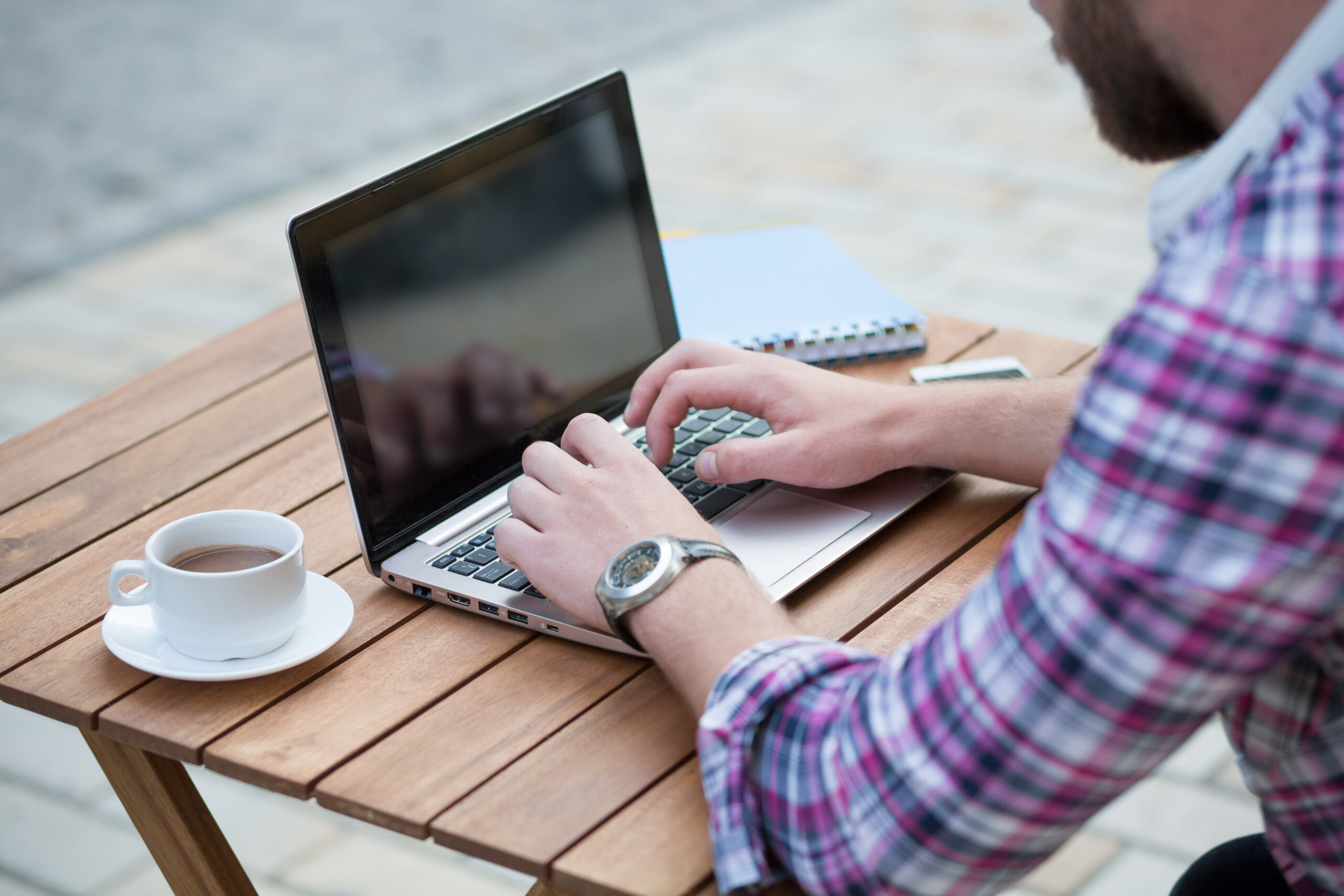 Solopreneur blogging on laptops at the coffee shop